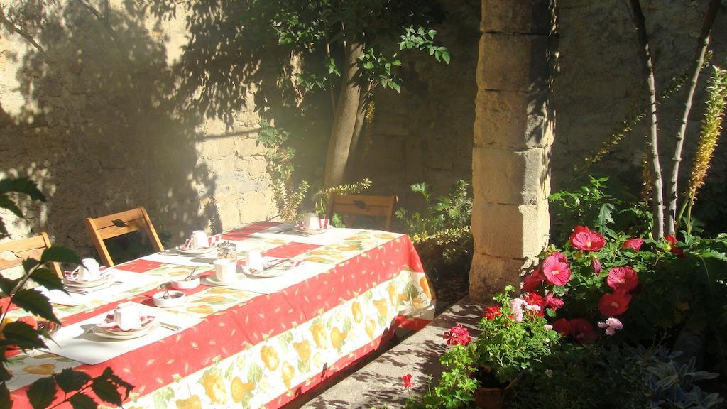 Bed and Breakfast Le Richelieu Юзес Экстерьер фото