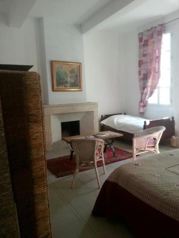 Bed and Breakfast Le Richelieu Юзес Экстерьер фото