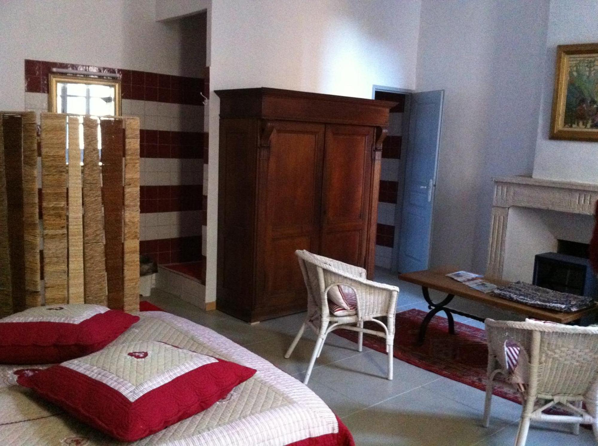 Bed and Breakfast Le Richelieu Юзес Экстерьер фото